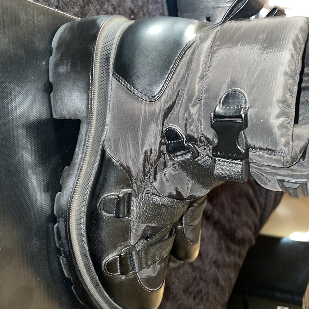 Kendall & Kylie Black Size 10 Riley Nylon Boots in Good Condition! Very Stylish! - Picture 2 of 7